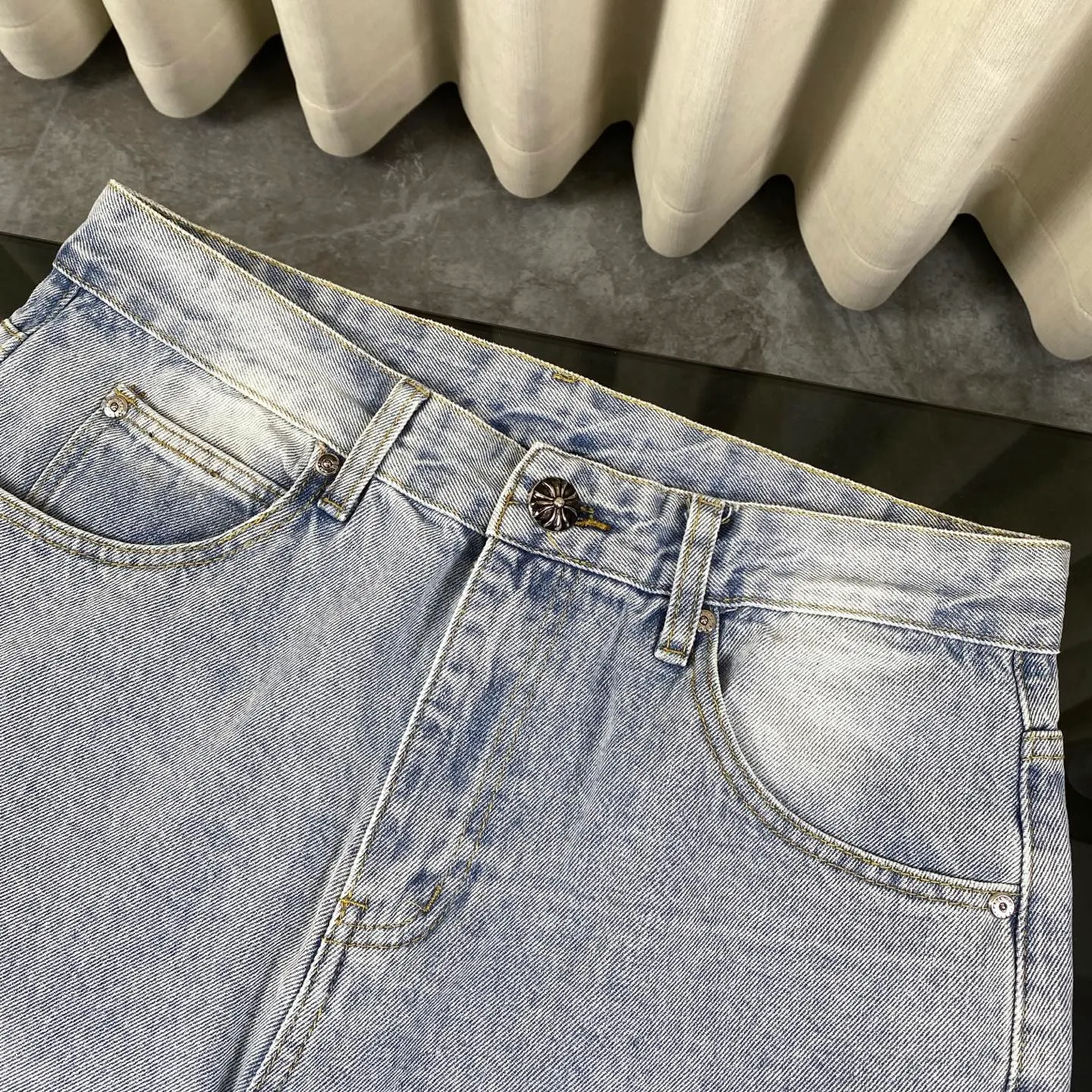 🅿️240 The correct version of Chroe Hets CH black leather jeans, priced at 4W level, patchwork cross pattern embellishment, high-waisted washed jeans! ! Absolutely high-end luxury products, 1.9W level god-level single products, super popular products, built with top heavy industry, a magic weapon that cannot be missed [About Zangyin] This is an extremely luxurious fashion brand that can also be called the aristocrats of the high street. It has always been an exclusive brand for some hipsters or rich second generations. Compared with ordinary high streets, it is more luxurious and noble. Compared with luxury brands, it has a more fashionable personality and has always been a brand that I have a special liking for. A6632 [Top heavy industry fashionable design] Consistently high-street luxury style creation. Speaking of this style, the Zangyin family and GU family are definitely the leading representative brands. Especially the Zangyin family has really achieved a state-of-the-art effect in creating high-street style. The color system of this model is made of unique washed materials. It is already quite eye-catching. It is decorated with pink patchwork cross flowers, which cleverly highlights the charm of the brand. Secondly, this model uses classic The classic high-waist cutting design highlights the long legs and the fashionable temperament of the upper body. The brand is highly recognizable and the slim fit configuration is more suitable for daily wear. This product is a product that interprets personality, fashion, and specifications at a glance. This single product is enough to make any fan excited. It can be a white T-shirt for youthful preppy style, or a tight sling for royal lady style. It has strong matching ability and can be easily controlled by men.  [Material and craftsmanship] Needless to say, this point goes without saying. As an excellent craftsman brand, Zangyin has really perfect requirements for details and craftsmanship. The washed color of this model has gone through so many processes, not to mention the embellishment of the denim appliqués. It is also purely handmade and sewn. Just like what they believe in, only handmade things have soul and have the meaning of wear. A top-notch heavy-duty fashionable denim item, I look forward to your perfect interpretation! ! 28-34 corresponds to S-XL